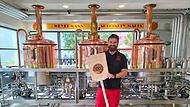 Braumeister Constantin Förtner freut sich über Auszeichnungen für die Weyermann-Biere.