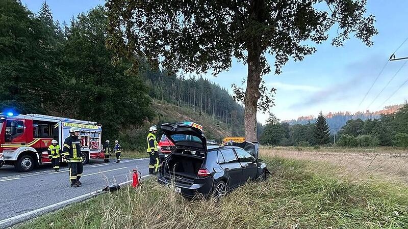 Kreis Kronach: Toter nach heftigem Unfall - Feuerwehr muss Fahrer bergen Schwerer Unfall Steinwiesen