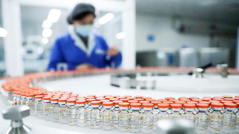 Die Produktion von Corona-Impfstoffen l&auml;uft auf Hochtouren. Die Nachfrage in Deutschland indes l&auml;sst nach. Was passiert mit den &uuml;berz&auml;hligen Impfdosen?