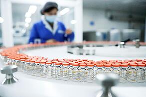 Die Produktion von Corona-Impfstoffen l&auml;uft auf Hochtouren. Die Nachfrage in Deutschland indes l&auml;sst nach. Was passiert mit den &uuml;berz&auml;hligen Impfdosen?