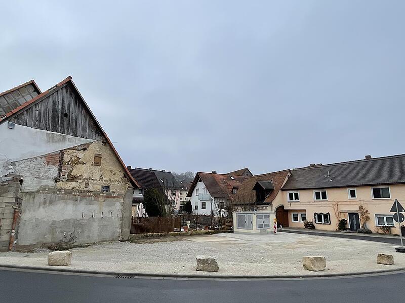 Hier soll der neue Dorfplatz von Oberehrenbach entstehen.Forchheim & Fr&auml;nkische Schweiz