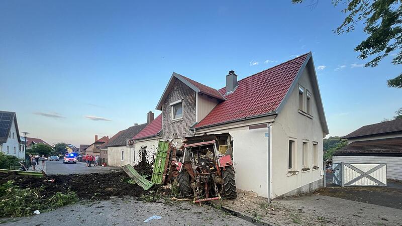 Ein Traktor mit einem rund sechs Tonnen schwer beladenen Hänger raste am Samstagabend ungebremst in ein Haus in Bischofsheim.