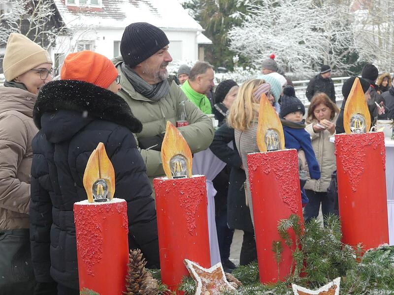 Adventliches Treiben vor dem Feuerwehrhaus in Hauptendorf.