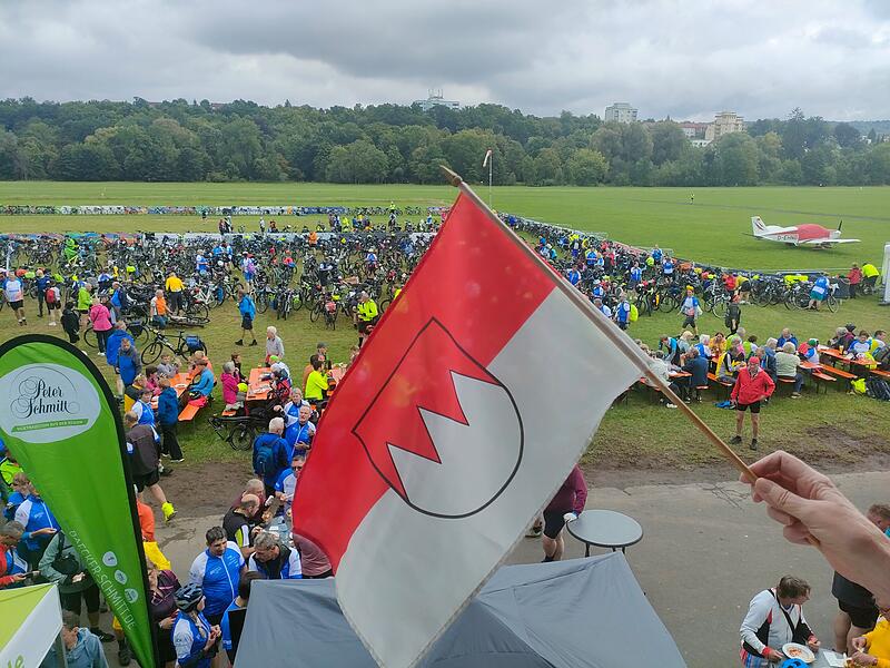Pause der Radler und Radlerinnen am Turniergeb&auml;ude