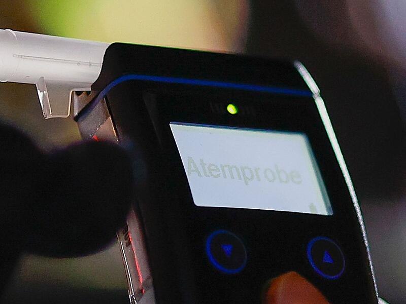 Polizei macht Alkoholtest