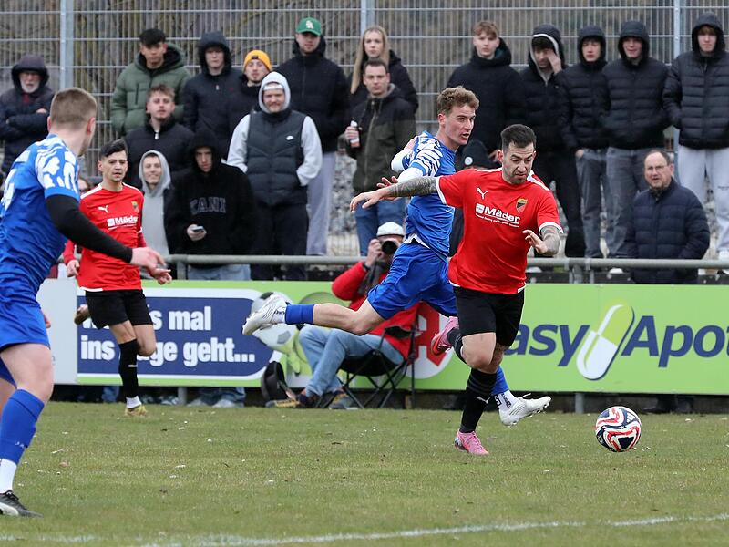 Gefoult wird der Strullendorfer Dominik Sperlein (vorne) vom Hirschaider Lasse Valentin, der daf&uuml;r die Gelbe Karte sieht. Den anschlie&szlig;enden Freisto&szlig; verwandelt Michael Pf&auml;nder sehenswert zum 1:0.