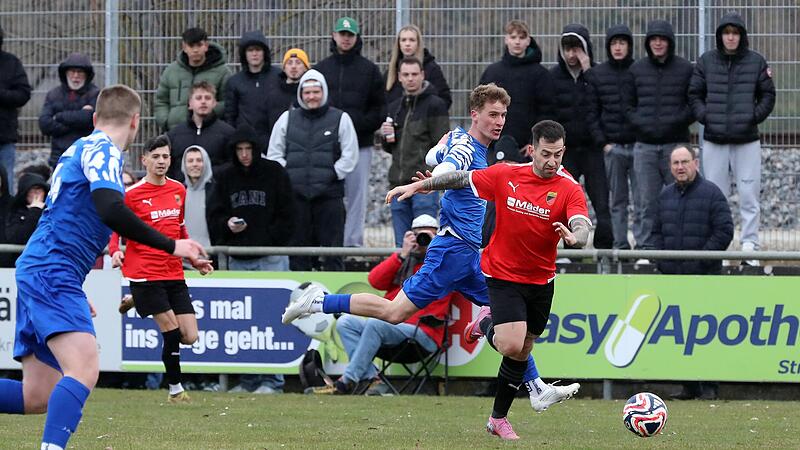 Gefoult wird der Strullendorfer Dominik Sperlein (vorne) vom Hirschaider Lasse Valentin, der dafür die Gelbe Karte sieht. Den anschließenden Freistoß verwandelt Michael Pfänder sehenswert zum 1:0. Gefoult wird der Strullendorfer Dominik Sperlein (vorne) vom Hirschaider Lasse Valentin, der dafür die Gelbe Karte sieht. Den anschließenden Freistoß verwandelt Michael Pfänder sehenswert zum 1:0.
