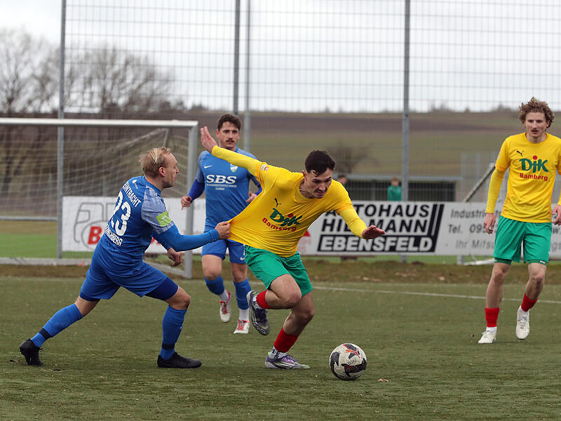 Auch ohne den gesperrten Vlad Saprykin (Mitte) marschierte die DJK Bamberg zum achten Sieg in Folge. Gerd Schimmer plant f&uuml;r den Sommer zweigleisig.