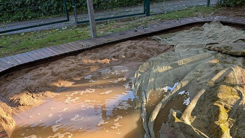 Memmelsdorf kämpft gegen Unwetterfolgen: Nachbarn helfen zusammen Ein überschwemmter Sandkasten in der Gemeinde Memmelsdorf