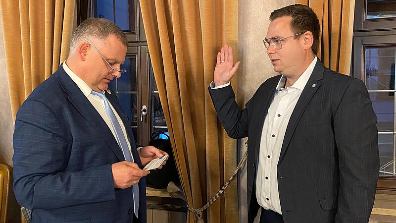 B&uuml;rgermeister Heiko B&auml;uerlein (links) hat bei der Sitzung im Schelfenhaus Julian Eibicht als neues Mitglied des Volkacher Stadtrates vereidigt.