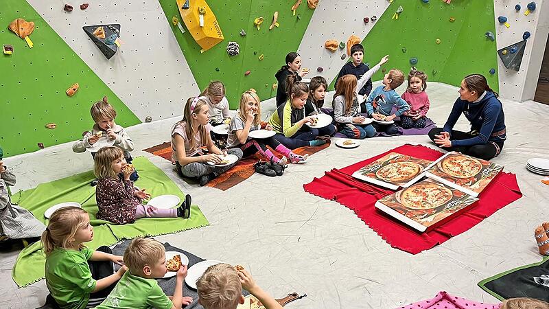 Ein besonderes Highlight war f&uuml;r die jungen Kletterinnen und Kletterer, dass es das Abendessen in der &bdquo;Pizza-H&ouml;hle&ldquo; gab.