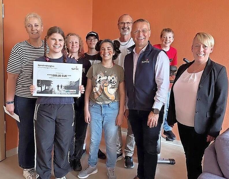 von links nach rechts stellvertretende Heimleitung Annette Heierth, Michael Ruhland, Kinder und Jugendliche des Rehbergheims, Marcus Raabe - Geschäftsführer SPIE Wiegel, Diana Wiemann - Betriebsratsvorsitzende SPIE Wiegel von links nach rechts stellvertretende Heimleitung Annette Heierth, Michael Ruhland, Kinder und Jugendliche des Rehbergheims, Marcus Raabe - Geschäftsführer SPIE Wiegel, Diana Wiemann - Betriebsratsvorsitzende SPIE Wiegel