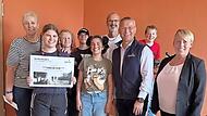 von links nach rechts stellvertretende Heimleitung Annette Heierth, Michael Ruhland, Kinder und Jugendliche des Rehbergheims, Marcus Raabe - Gesch&auml;ftsf&uuml;hrer SPIE Wiegel, Diana Wiemann - Betriebsratsvorsitzende SPIE Wiegel