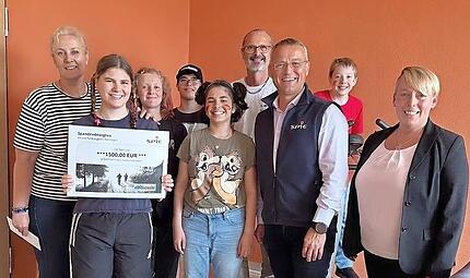 von links nach rechts stellvertretende Heimleitung Annette Heierth, Michael Ruhland, Kinder und Jugendliche des Rehbergheims, Marcus Raabe - Gesch&auml;ftsf&uuml;hrer SPIE Wiegel, Diana Wiemann - Betriebsratsvorsitzende SPIE Wiegel