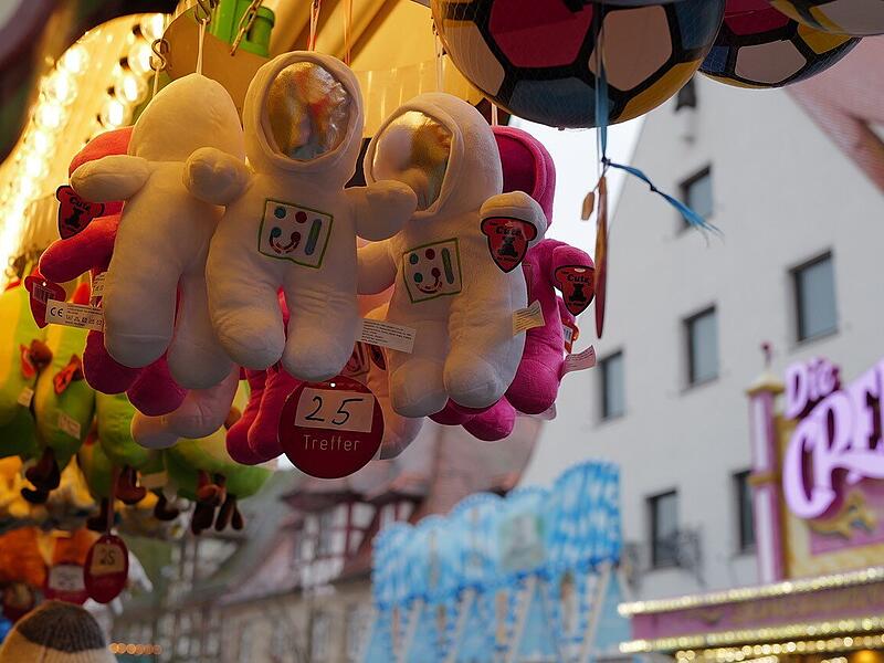 Ein Pl&uuml;schastronaut und allerhand niedliches Spielzeug gibt es bei den Verkaufsst&auml;nden auf der Martinikirchweih in Herzogenaurach.