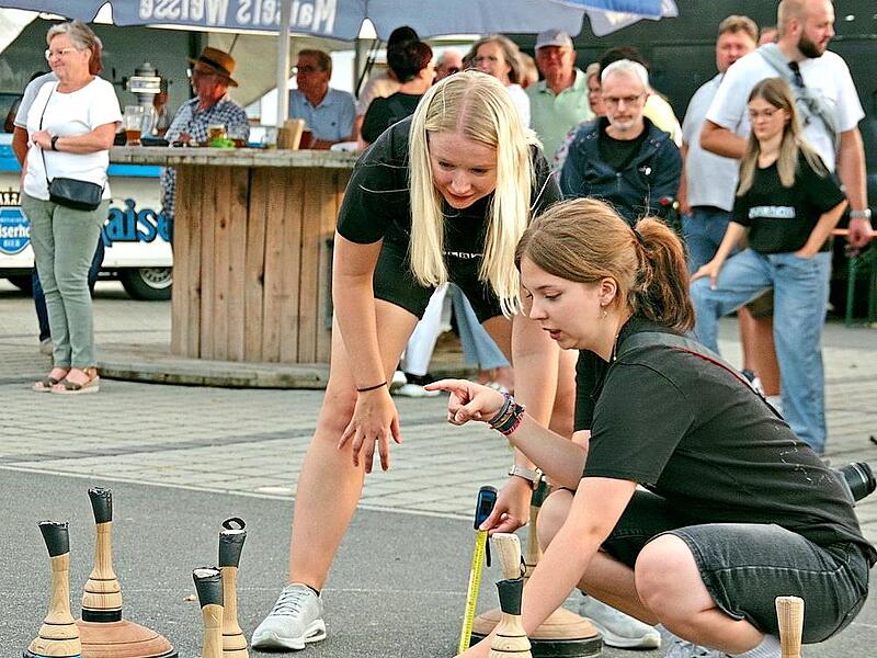 Ein ums andere Mal musste das Ma&szlig;band entscheiden, welcher Stock n&auml;her platziert wurde.