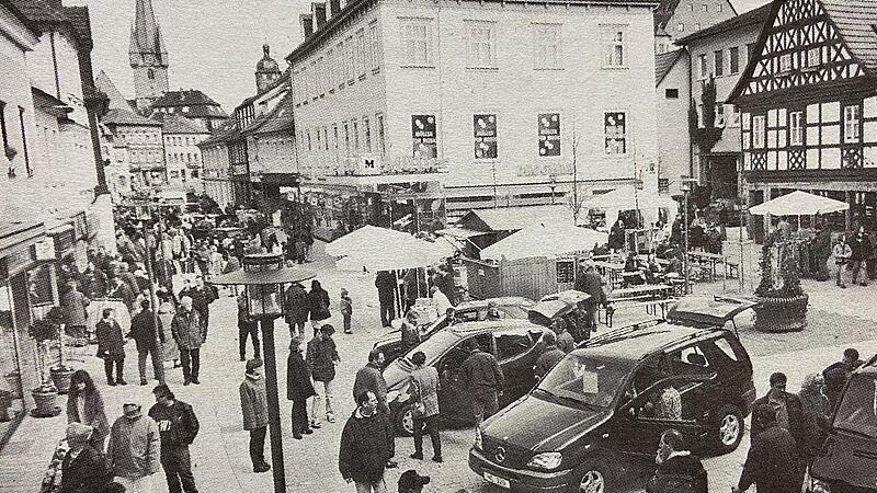 Vor 25 Jahren war der verkaufsoffene Sonntag im Fr&uuml;hjahr schon eine Attraktion &ndash; und dabei auch die Neuwagen, wie hier im Bild zu sehen.