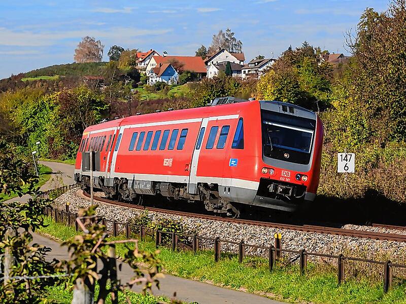 Neigt sich zuk&uuml;nftig nicht mehr in die Kurve: Regional-Express-Verbindung RE 7 soll ab 2028 ohne Neigetechnik-Z&uuml;ge verkehren.