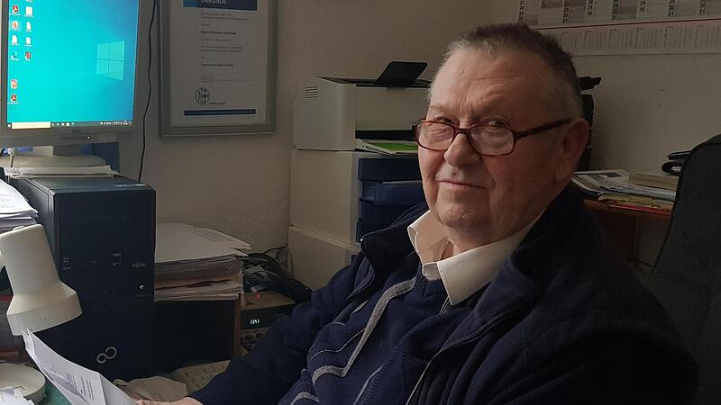 Über ein halbes Jahrhundert Erfahrung in der Gastwirtschaft: Nikolaus Schober erledigt seit 54 Jahren die Buchhaltung in der „Sonne“ in Pfaffendorf.  Er kennt sich aus.