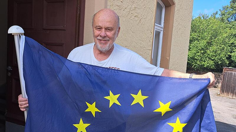 Michael Peter, Kissinger Schülern besser bekannt als „Dope“, ist Ehrenvorsitzender der Europaunion. Aufgrund seiner Familiengeschichte setzt sich der frühere Gymnasiallehrer sein ganzes Leben für ein geeintes Europa und demokratische Werte ein. Michael Peter, Kissinger Schülern besser bekannt als „Dope“, ist Ehrenvorsitzender der Europaunion. Aufgrund seiner Familiengeschichte setzt sich der frühere Gymnasiallehrer sein ganzes Leben für ein geeintes Europa und demokratische Werte ein.