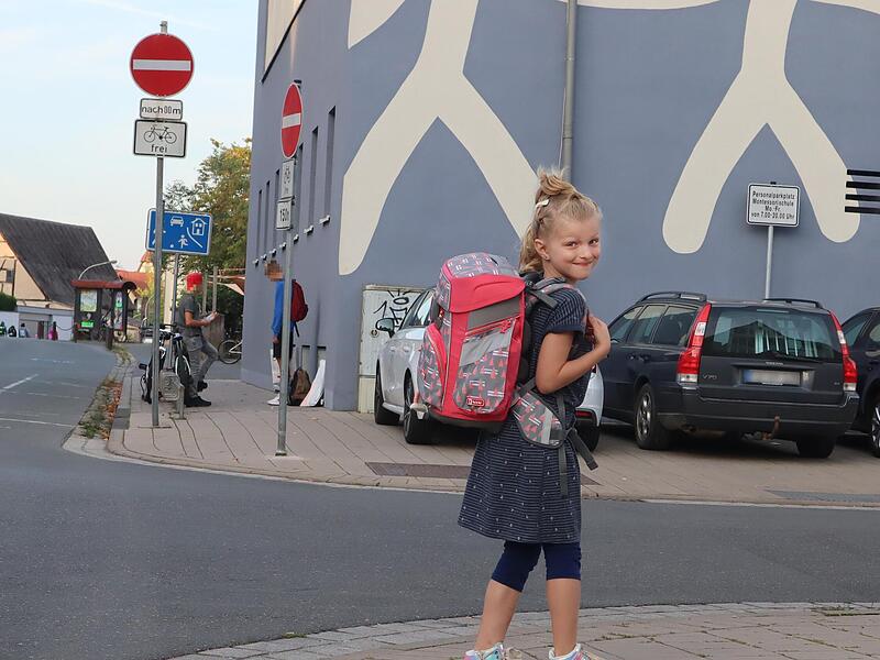 Luise macht sich aufgeregt auf den Weg in ihre neue Klasse. F&uuml;r sie ist es der erste Tag an der Montessori-Schule in Forchheim.Forchheim & Fr&auml;nkische Schweiz