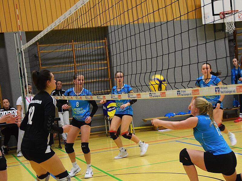Die Szene zeigt ein Spiel zwischen dem TV/DJK Hammelburg und dem VSG Hausen/Aschach. Die Szene zeigt ein Spiel zwischen dem TV/DJK Hammelburg (in blau) und dem VSG Hausen/Aschach.