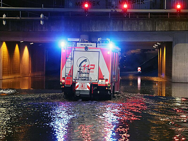 Starkregen &uuml;berflutet Stra&szlig;en in Aschaffenburg