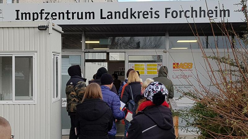 Die Wartezeiten im Forchheimer Impfzentrum sind vergleichsweise kurz. Das lockt auch Menschen an, die außerhalb des Landkreises Forchheim leben.Forchheim & Fränkische Schweiz Die Wartezeiten im Forchheimer Impfzentrum sind vergleichsweise kurz. Das lockt auch Menschen an, die außerhalb des Landkreises Forchheim leben.Forchheim & Fränkische Schweiz