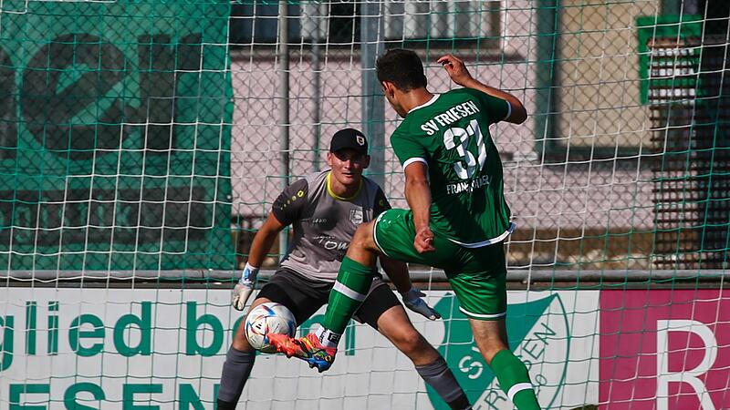 Alleine vor dem Eberner Keeper Marc Morgenroth wird Dustin Renk angespielt - kann den Ball aber nicht kontrollieren und legt ihn weit am Tor vorbei. Dennoch hat der SV Friesen das Hinspiel gegen die Unterfranken gewonnen.