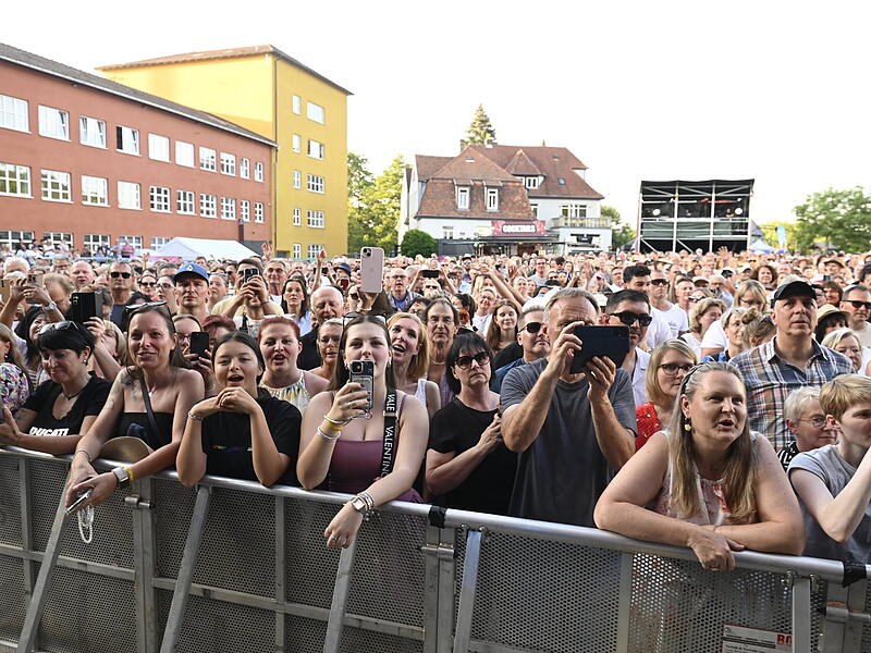 Ronan Keating Konzert 2025Ronan Keating Konzert 2025 Menschenmenge Open Air Konzert Ronan Keating HUK Open Air