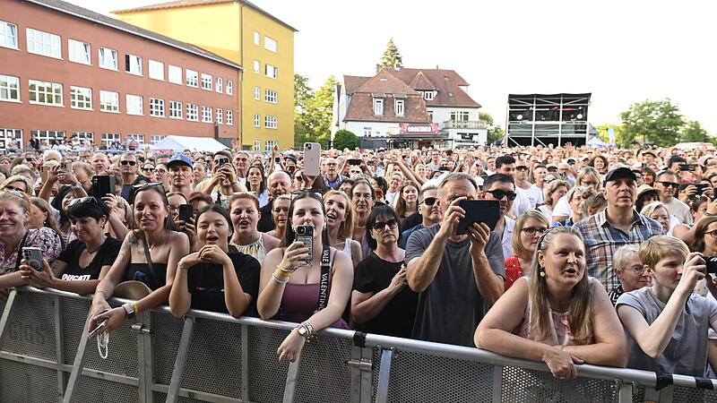 Ronan Keating Konzert 2025Ronan Keating Konzert 2025 Menschenmenge Open Air Konzert Ronan Keating HUK Open Air