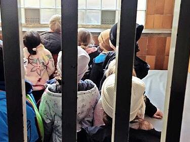 Die Kinder in der Arrestzelle der Polizei Lichtenfels.