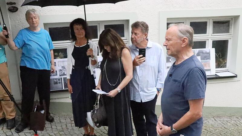 Stadthistoriker Rudi Fetzer (rechts) bei seinen Ausf&uuml;hrungen mit, von rechts nach links, Brian Kashan, Carol Kashan, B&uuml;rgermeisterin Christine Frie&szlig; und Filmproduzentin Elisabeth Gareis