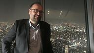 Hat eine lange Reise hinter sich: Der in Coburg geborene und aus Heldritt stammende Jochen Gundel steht auf dem Skytree Tower in Tokio. 2019 war er in Japan und plant seit dem die Olympischen Spiele für den TV-Sender Eurosport. Der 42-Jährige ist für den Sendeablauf rund um die Uhr verantwortlich.