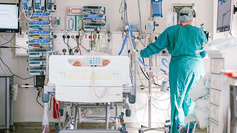 Die Belegung von Intensivbetten wird künftig stärker darüber entscheiden, welche Regelungen im Alltag für Menschen in Bayern gelten. Die Belegung von Intensivbetten wird künftig stärker darüber entscheiden, welche Regelungen im Alltag für Menschen in Bayern gelten.