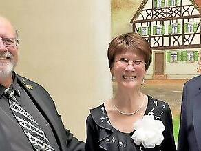 Wolfgang Sittler (von links) und 1. Vorsitzende Waltraude Wirsching, die für 70 Jahre aktives Singen im Verein geehrt wurde, mit Elmar Brehm.