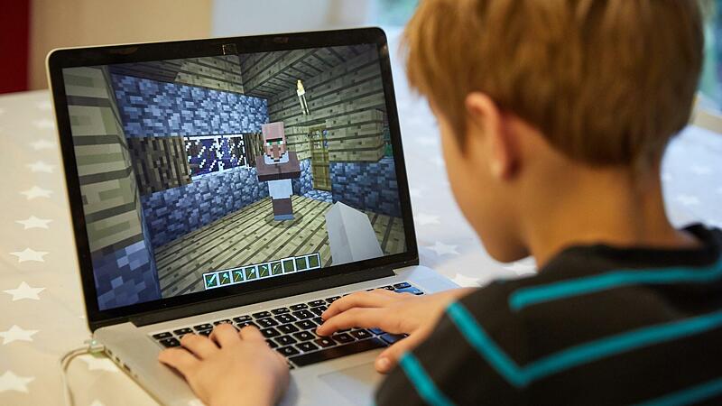 Auf die Aktivitäten ihrer Kinder im Internet sollten Eltern ein Augen werfen. Auf die Aktivitäten ihrer Kinder im Internet sollten Eltern ein Augen werfen.