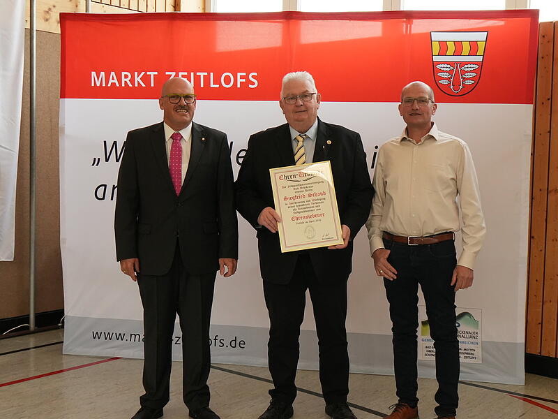 Siegfried Schaub aus Unterleichtersbach wurde zum Ehrensiebener der Feldgeschworenenvereinigung Bad Br&uuml;ckenau ernannt. Das Bild zeigt von links: Kreisobmann Walter Muth, Siegfried Schaub und Roland Wehner (neuer B&uuml;rgermeister der Gemeinde Oberleichtersbach).