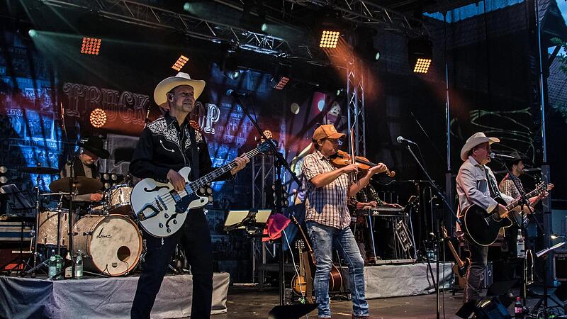 Jubiläums-Konzert in der Domäne Oeslau: Truck Stop beim umjubelten Gastspiel im Rahmen der Kultursommers Rödental. Jubiläums-Konzert in der Domäne Oeslau: Truck Stop beim umjubelten Gastspiel im Rahmen der Kultursommers Rödental.