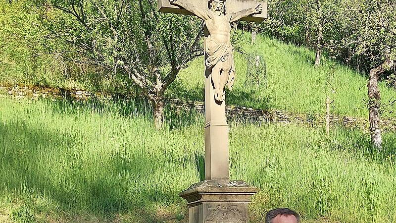 Anni Warter und Pfarrer Norbert Wahler bei der Maiandacht am Geilingkreuz. Anni Warter und Pfarrer Norbert Wahler bei der Maiandacht am Geilingkreuz.