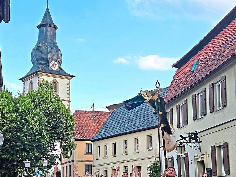 Die Landjugend Rugendorf führte den Festzug durchs Dorf an.Christine Fischer Die Landjugend Rugendorf führte den Festzug durchs Dorf an.Christine Fischer
