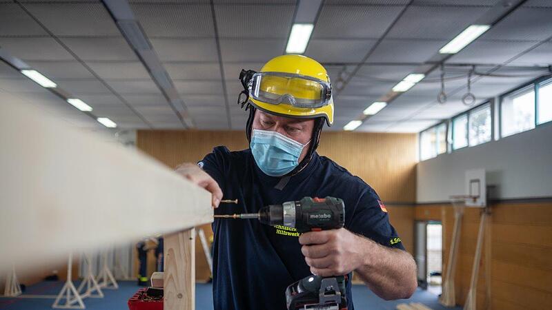 Da werden die Holzwände für die Notunterkunft in der Turnhalle in Haßfurt fachgerecht zusammengeschraubt. Die Helfer des THW sind seit dem Wochenende in Aktion.
