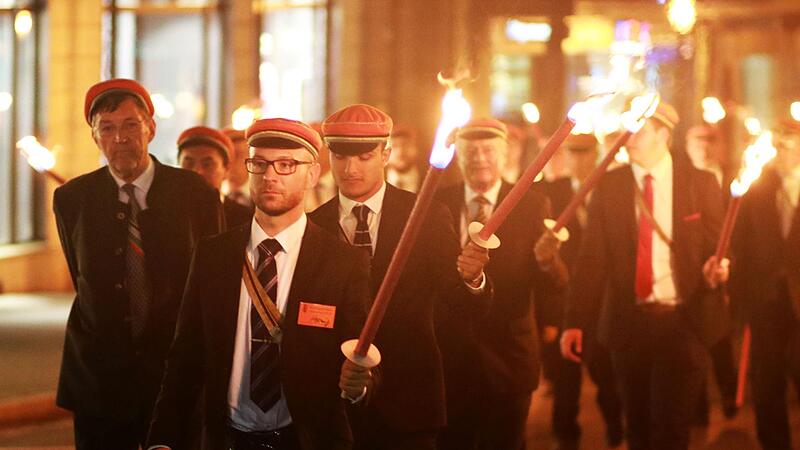 F&uuml;r viele Mitglieder des CC stellt der Fackelzug den H&ouml;hepunkt des Pfingstkongresses dar.  In der Coburger Bev&ouml;lkerung ist dieser Programm hingegen sehr umstritten.