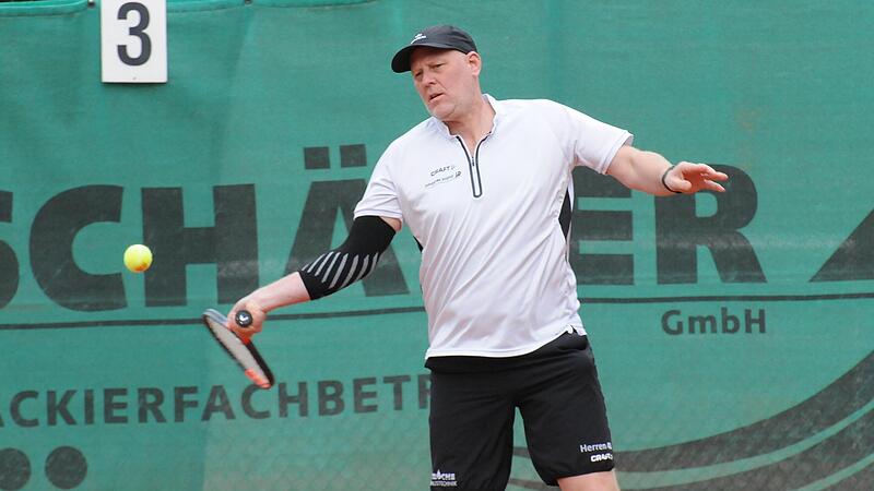 J&ouml;rg Schaffelhofer vom TC Rot-Wei&szlig; Bad Kissingen steuerte beim 7:2-Sieg gegen den TC Bamberg ein Sieg im Einzel und im Doppel, zusammen mit seinem Partner Bela Mozes, bei.