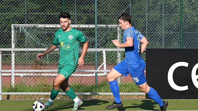 Der Neudrossenfelder Jonas Larkow (l.) behauptet an der Seitenlinie den Ball gegen Michael S&ouml;llner.