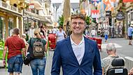 Bad Kissingens Wirtschaftsf&ouml;rderer Sebastian B&uuml;nner ist zufrieden mit dem bunten Mix in der Innenstadt.