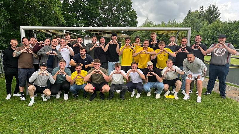 Alle Spieler und Funktion&auml;re des FC Adler Weidhausen reagierten sofort, trafen sich zu einem Teamfoto. Sie formten dabei ihre H&auml;nde zu Herzen und schickten das Bild ihrem Trainer. Daniel Jahn hat sich inzwischen von einem Herzinfarkt gut erholt un...