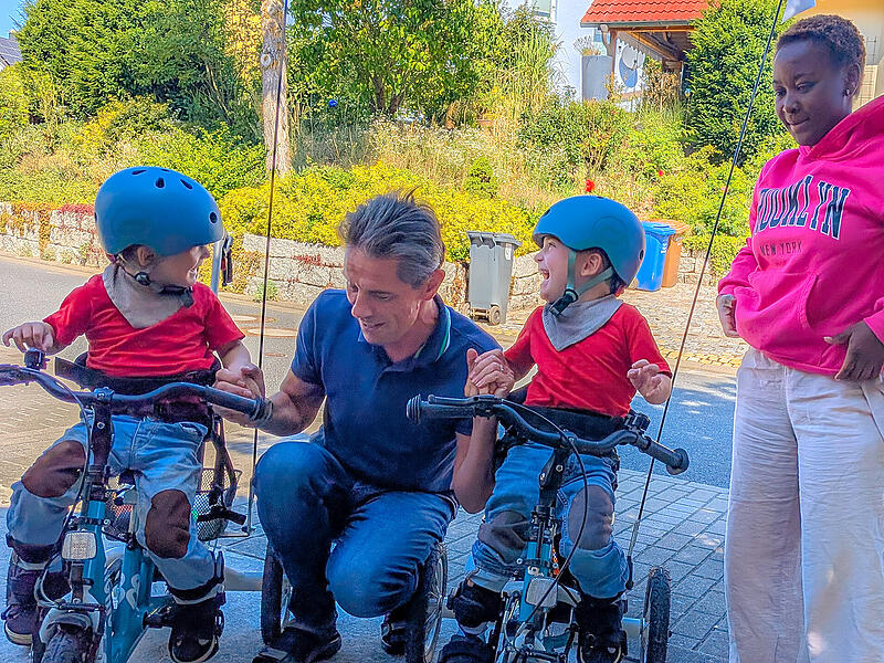 Andreas Schmid kümmert sich als ehrenamtlicher Begleiter des Hospizvereins Bamberg seit April 2024 um die Zwillinge Neo und Luca (hier rechts mit ihrem Au-pair).