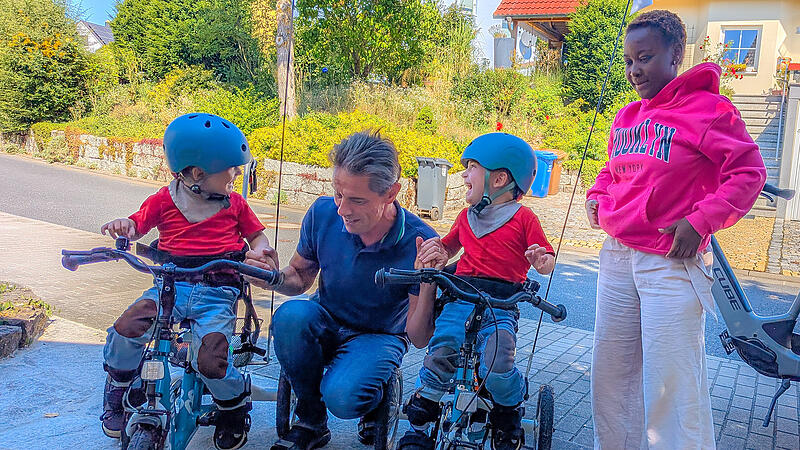 Andreas Schmid kümmert sich als ehrenamtlicher Begleiter des Hospizvereins Bamberg seit April 2024 um die Zwillinge Neo und Luca (hier rechts mit ihrem Au-pair).