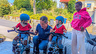 Andreas Schmid kümmert sich als ehrenamtlicher Begleiter des Hospizvereins Bamberg seit April 2024 um die Zwillinge Neo und Luca (hier rechts mit ihrem Au-pair).
